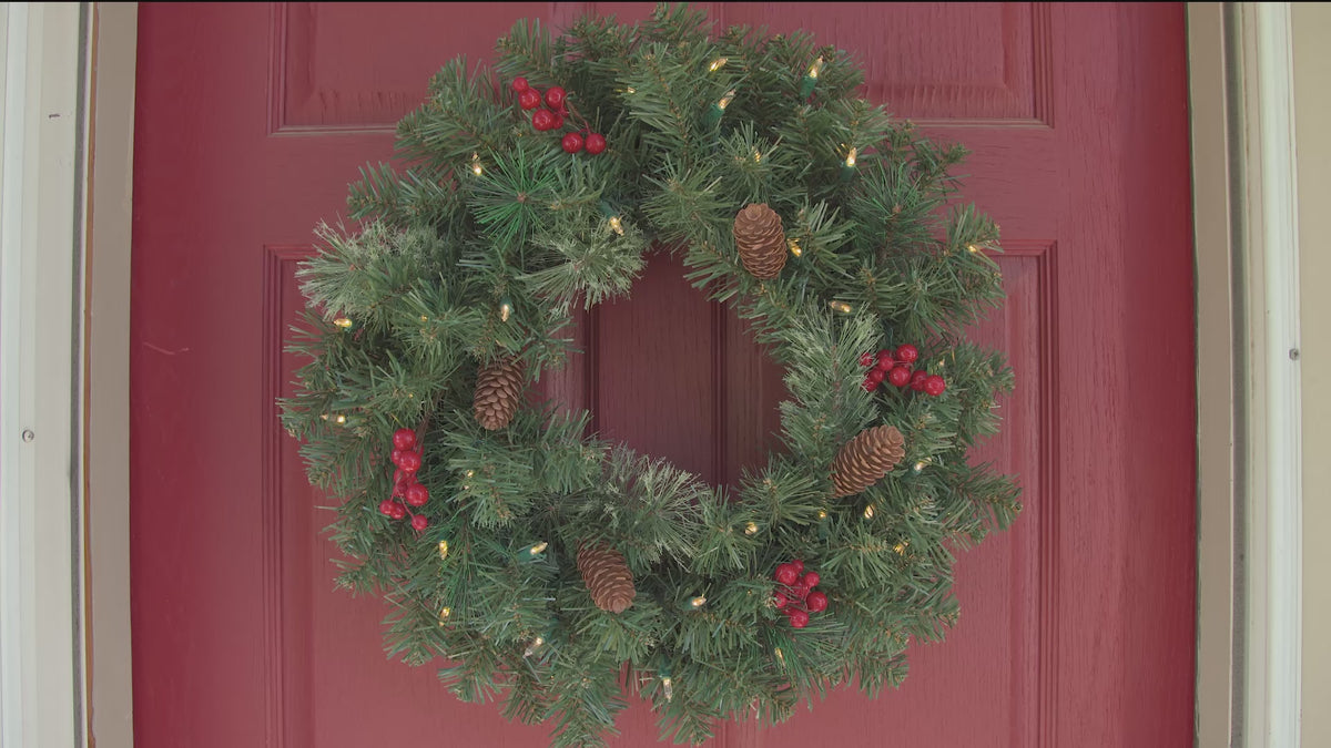 Load video: Mixed Pine Wreaths (Rechargeable)